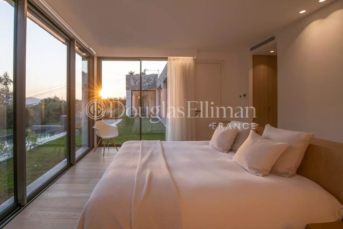 Image No.32-5 Bed House for sale