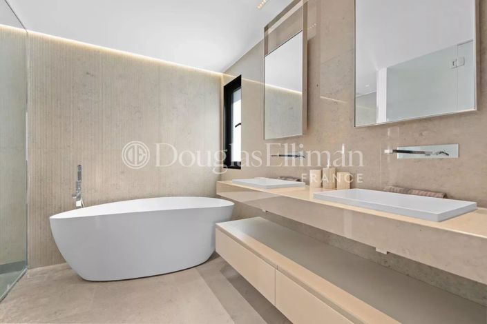 Image No.9-5 Bed House for sale