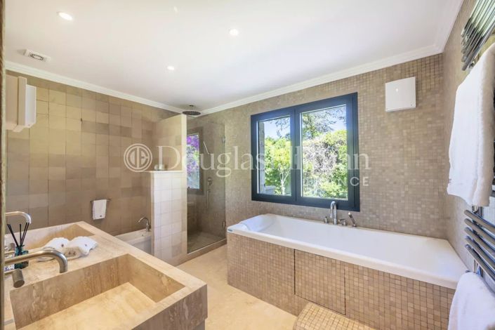 Image No.9-5 Bed House for sale