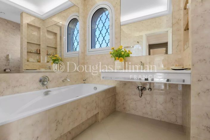 Image No.22-6 Bed House for sale