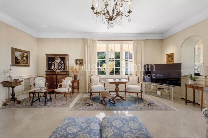 Image No.8-6 Bed House for sale