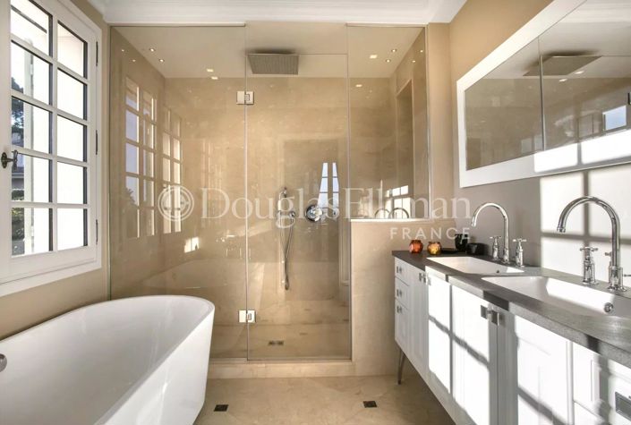 Image No.6-5 Bed House for sale