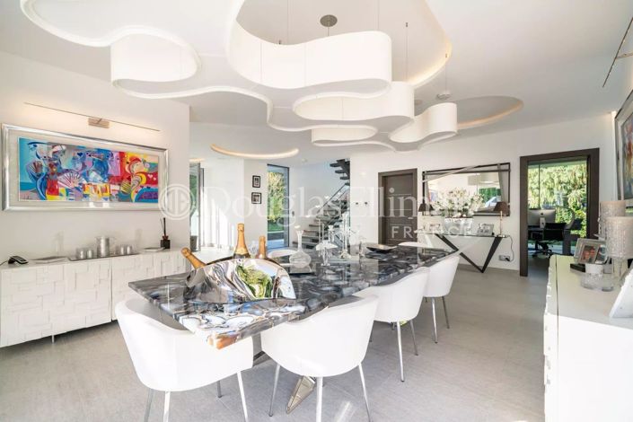 Image No.8-6 Bed House for sale