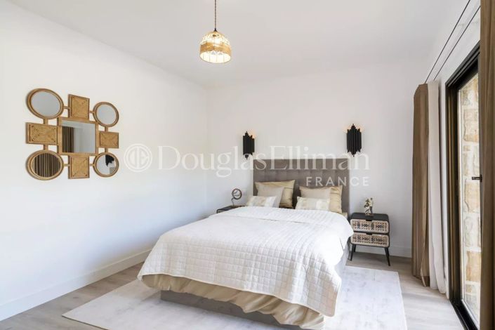 Image No.8-5 Bed House for sale