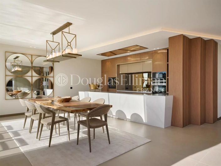 Image No.8-5 Bed House for sale