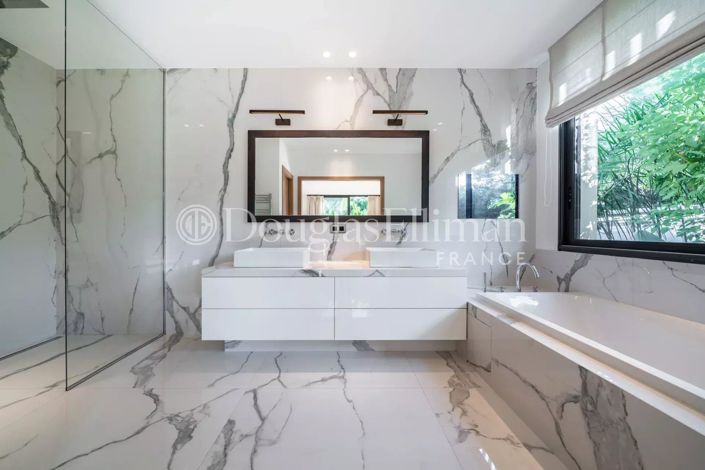 Image No.8-6 Bed House for sale