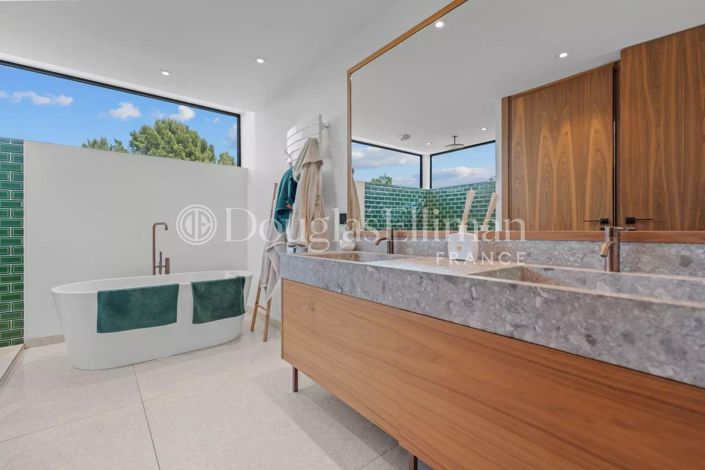 Image No.12-6 Bed House for sale