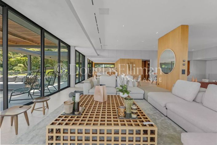 Image No.9-6 Bed House for sale