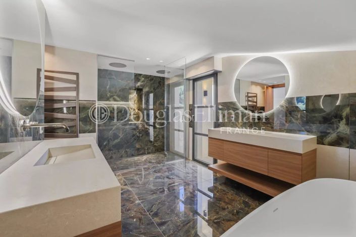 Image No.8-5 Bed House for sale