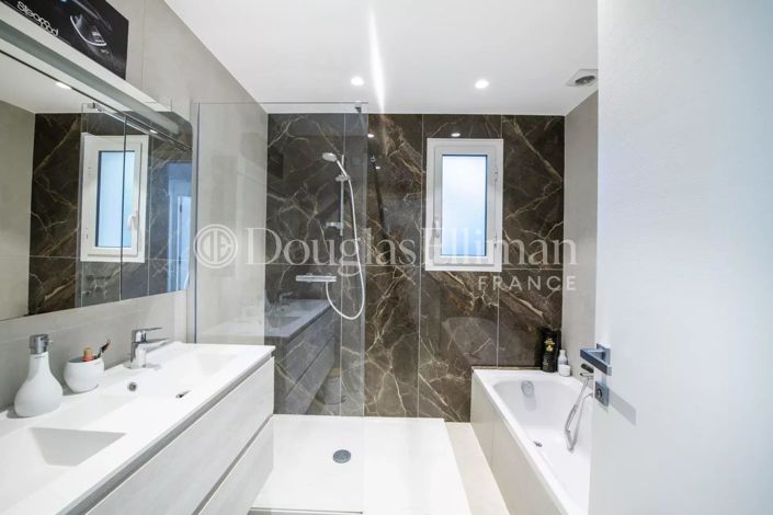 Image No.9-7 Bed House for sale