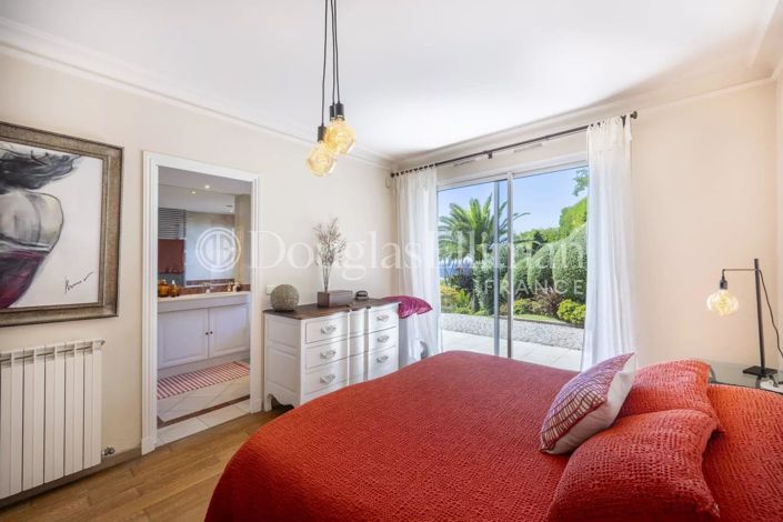 Image No.8-5 Bed House for sale