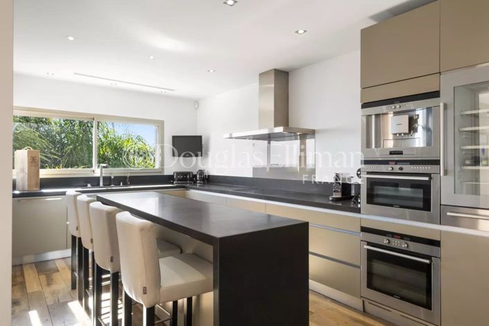 Image No.3-6 Bed House for sale