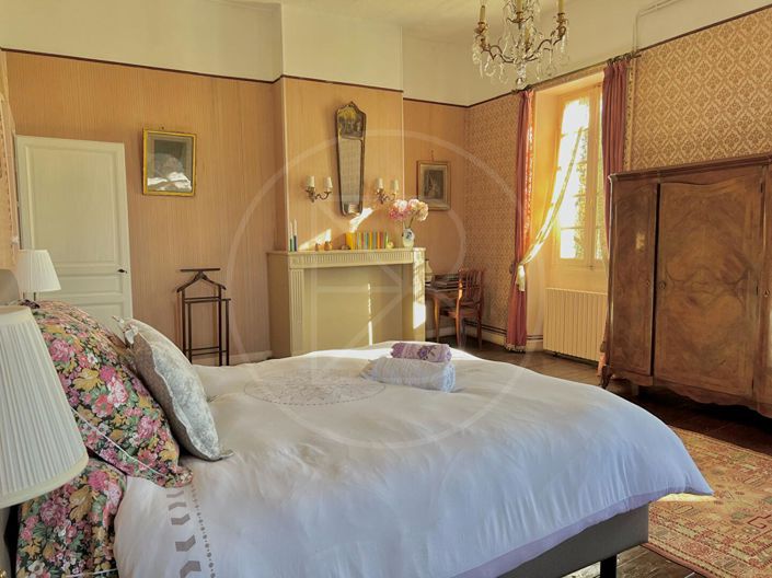 Image No.10-8 Bed Property for sale