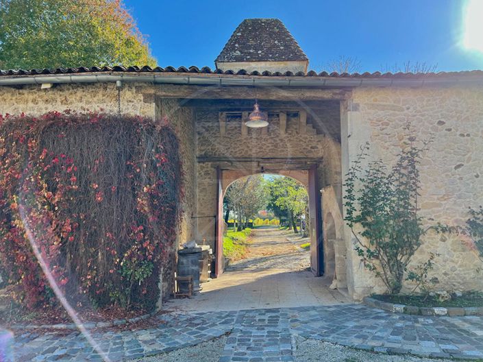 Image No.17-8 Bed Property for sale