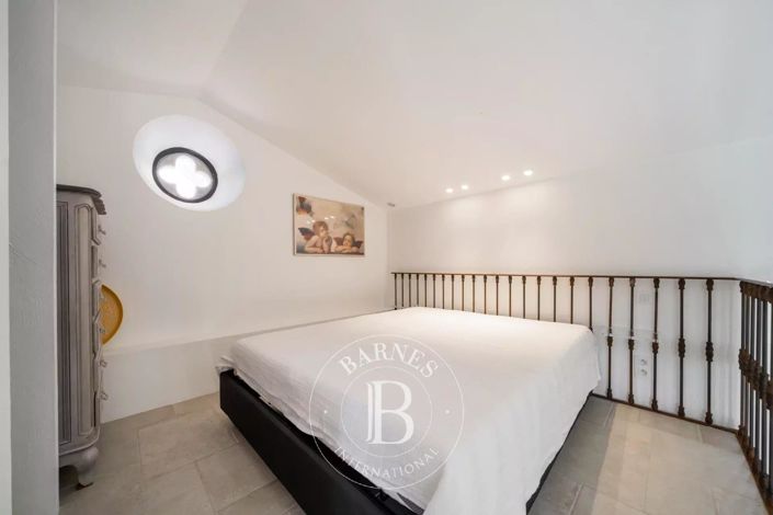 Image No.21-6 Bed House for sale