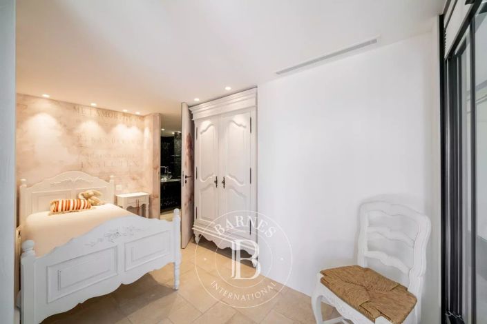 Image No.30-6 Bed House for sale