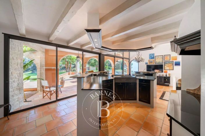 Image No.6-6 Bed House for sale