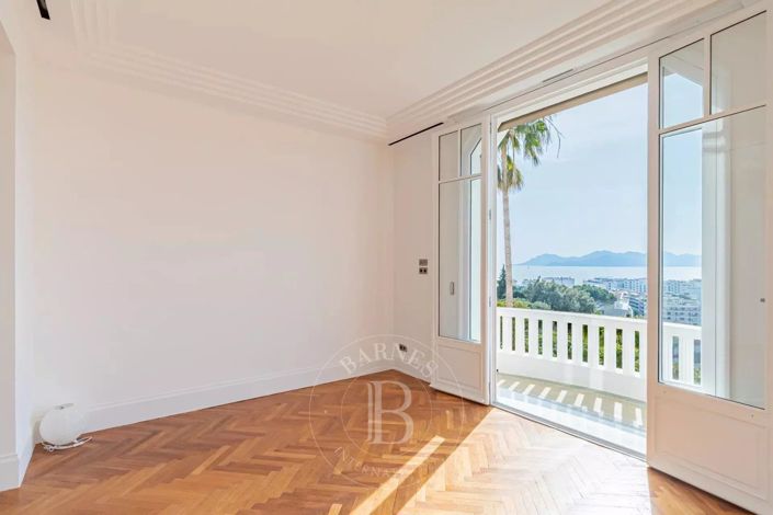 Image No.6-5 Bed House for sale