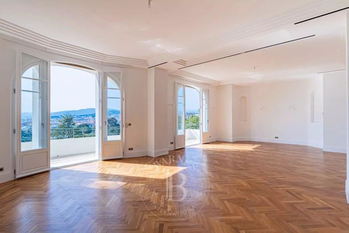 Image No.7-5 Bed House for sale