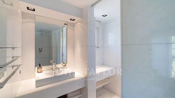 Image No.10-2 Bed Property for sale