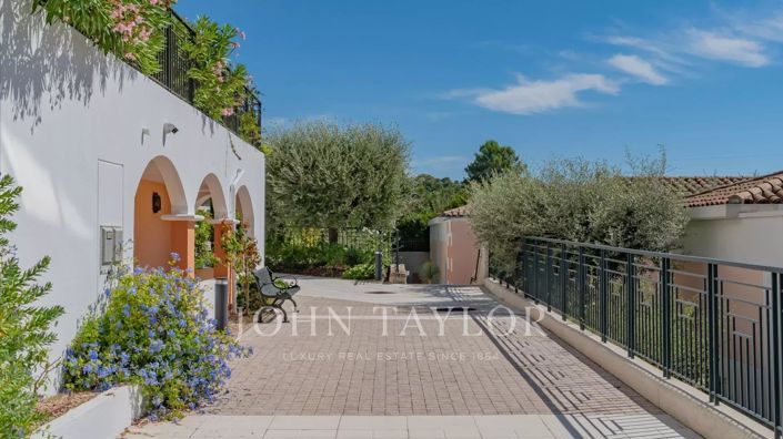 Image No.12-2 Bed Property for sale