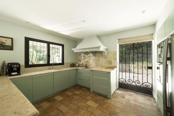 Image No.7-5 Bed House for sale