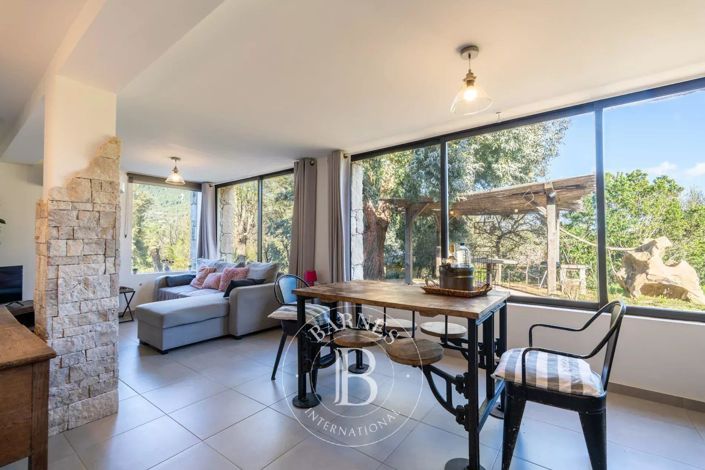 Image No.17-6 Bed House for sale