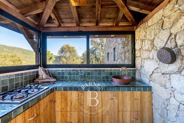 Image No.4-6 Bed House for sale