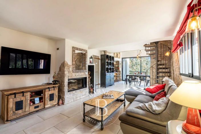 Image No.5-6 Bed House for sale