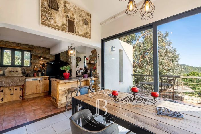 Image No.6-6 Bed House for sale