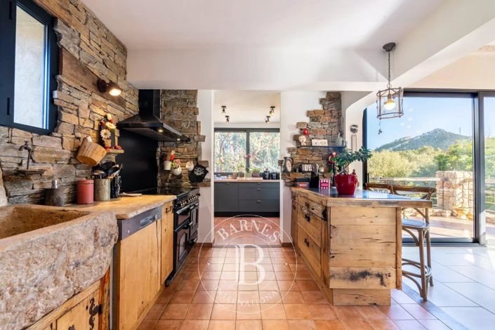 Image No.8-6 Bed House for sale