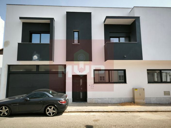 Image No.1-3 Bed House for sale