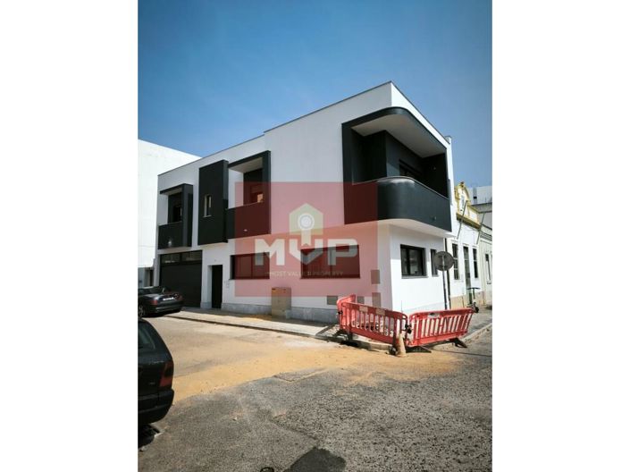 Image No.8-3 Bed House for sale