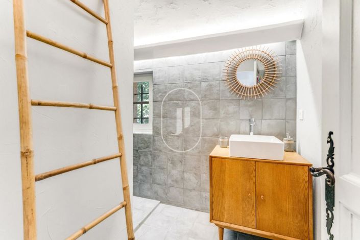 Image No.10-3 Bed House for sale