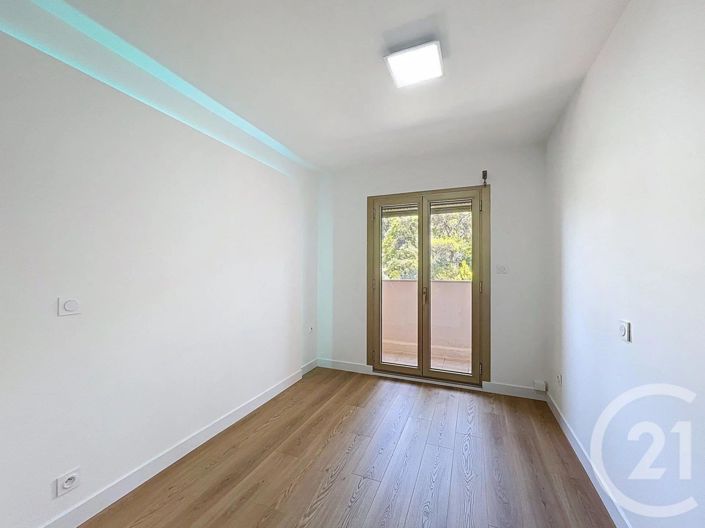 Image No.10-3 Bed Apartment for sale