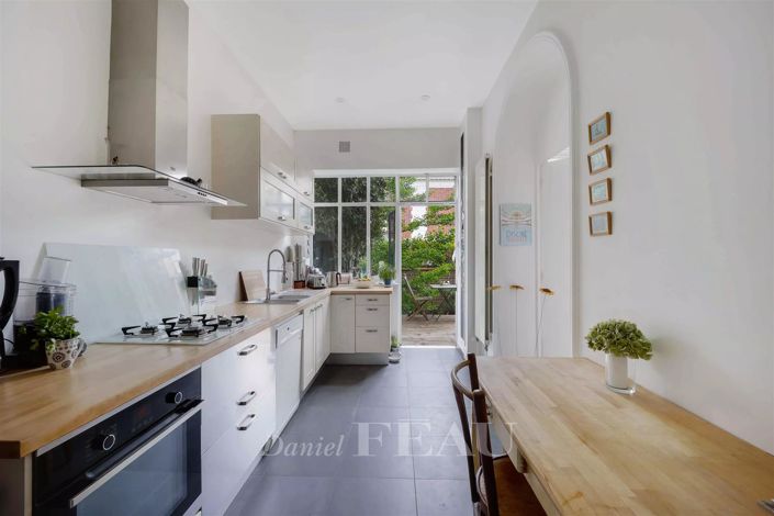 Image No.8-4 Bed House for sale