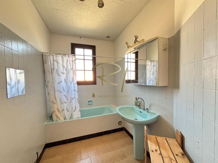 Image No.8-6 Bed House for sale