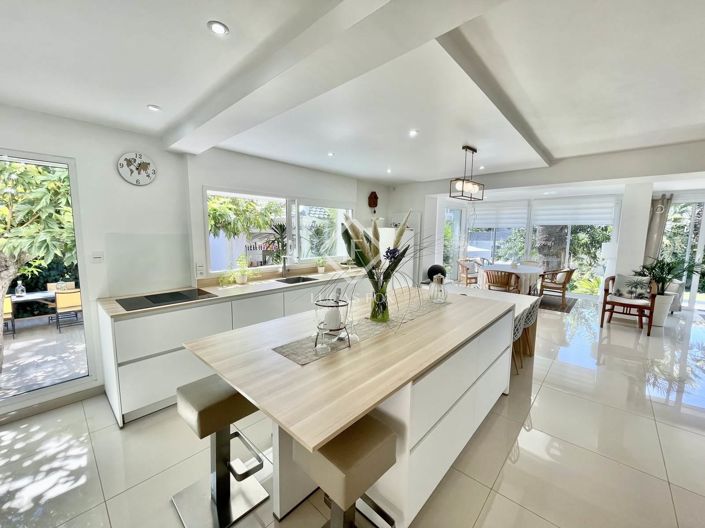 Image No.11-8 Bed House for sale