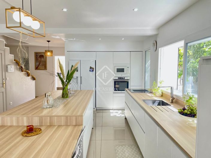 Image No.2-8 Bed House for sale