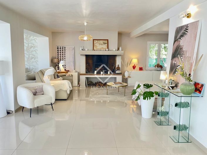 Image No.5-8 Bed House for sale