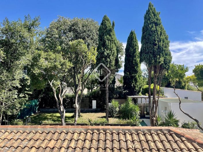 Image No.8-8 Bed House for sale