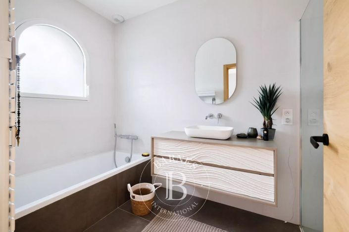 Image No.18-6 Bed House for sale