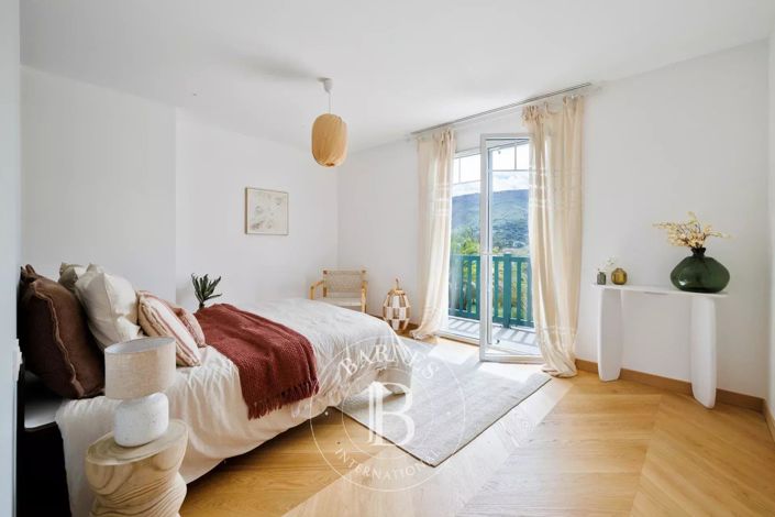 Image No.20-6 Bed House for sale