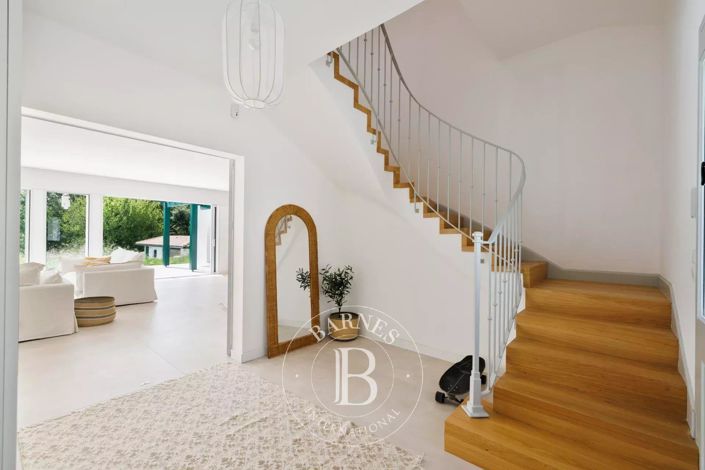 Image No.5-6 Bed House for sale