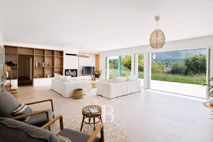 Image No.6-6 Bed House for sale