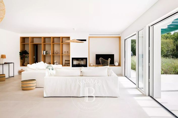 Image No.8-6 Bed House for sale