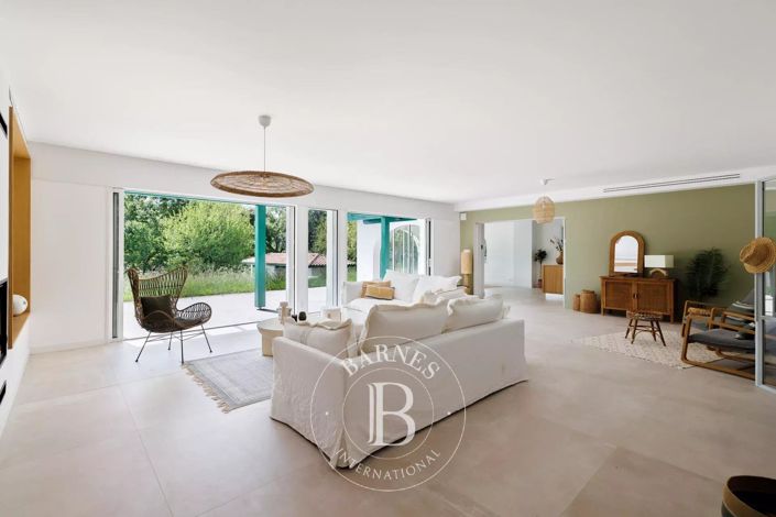 Image No.9-6 Bed House for sale