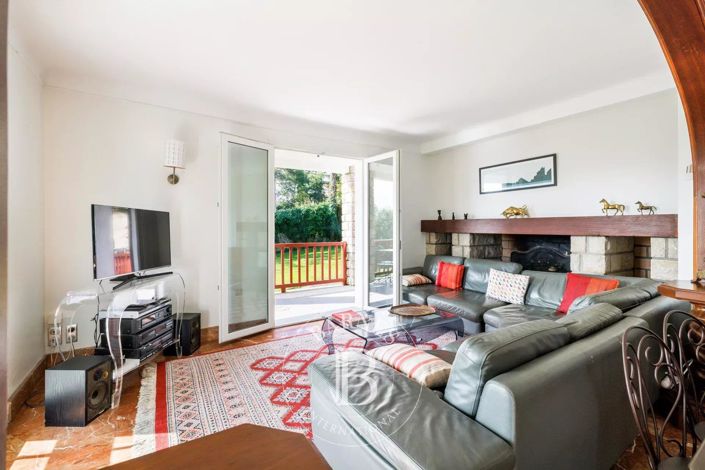 Image No.5-8 Bed House for sale