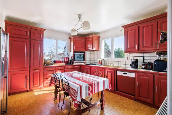 Image No.9-8 Bed House for sale