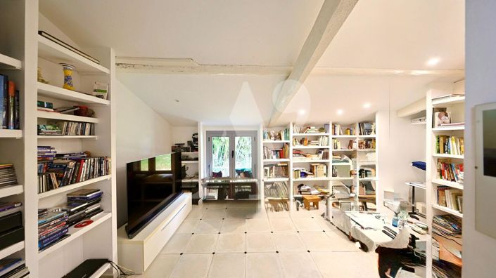 Image No.8-5 Bed House for sale